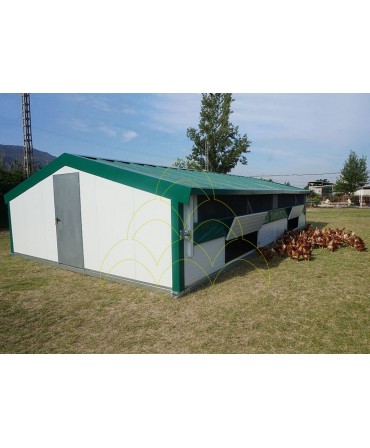 Curral Móvel - 6x10m: Instalado numa quinta com galinhas no exterior