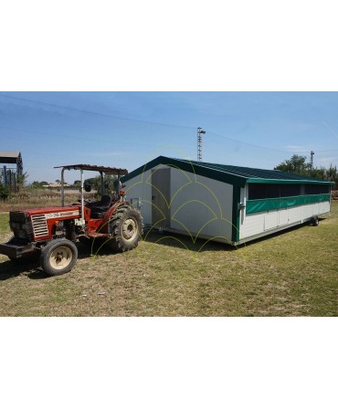 Curral Móvel - 6x10m: Sendo rebocado por um tractor agrícola