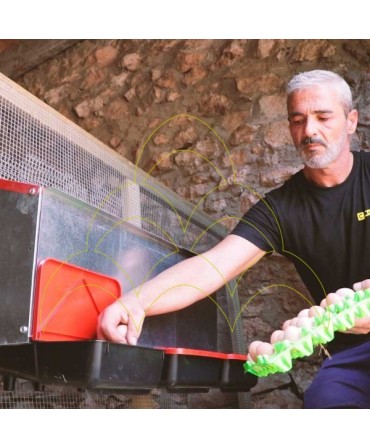 Ninho galvanizado com bandeja em plástico 3 divisórias - exterior: Homem a recolher os ovos Ninho galvanizado com bandeja em plástico 3 divisórias - exterior: Homem a recolher os ovos