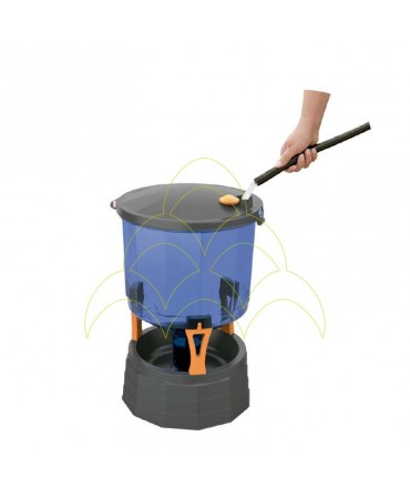 Drinker Silo - 35L - Translucent Plastic: Water tank being filled through a hose